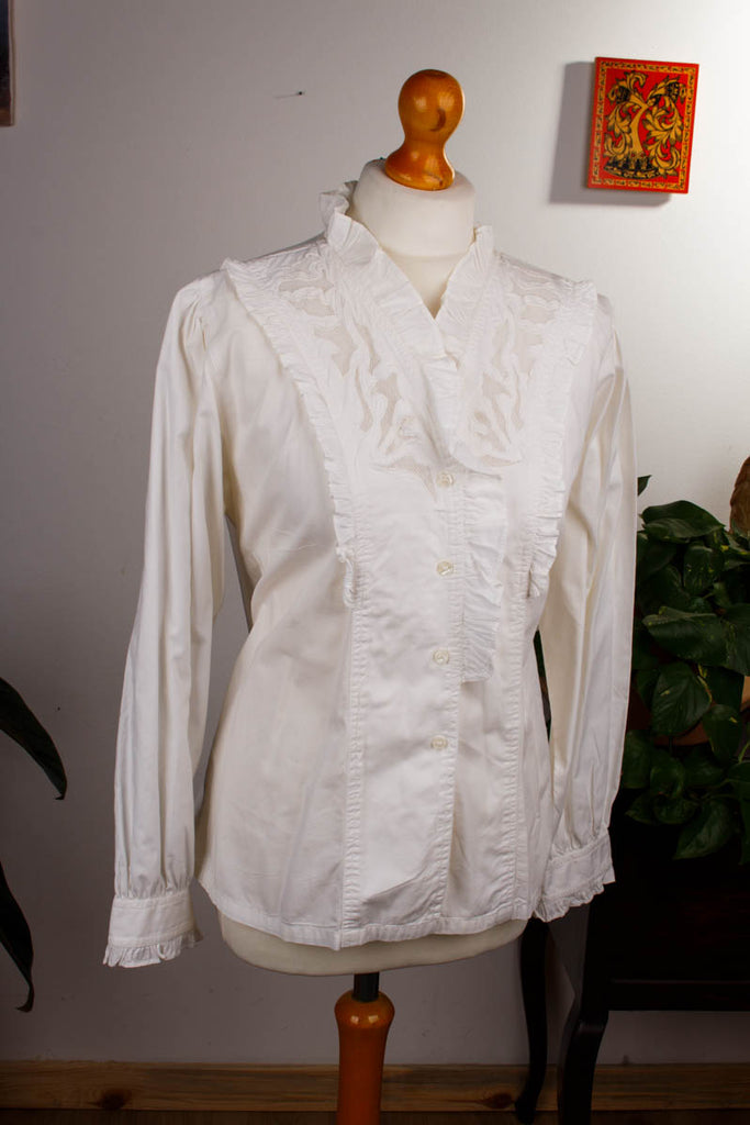 dramatische Bluse aus weißem leicht 80er- mit Rüschen Stehkragen, Baumwollstoff durchbrochener tailliert. Knopfleiste, Spitze, Original und oder 90er-Jahre