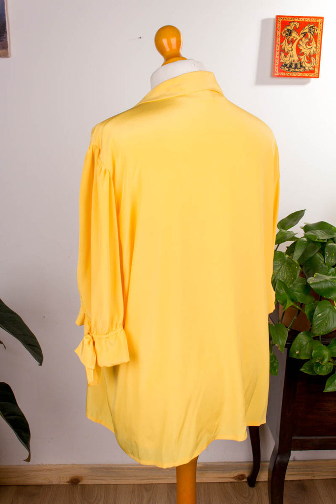 Stoff warmem sonnengelbem großer Kragen, elegante Knopfleiste, mit aus Schimmer, 90er-Jahre! Original Bluse Brusttaschen. seidigem